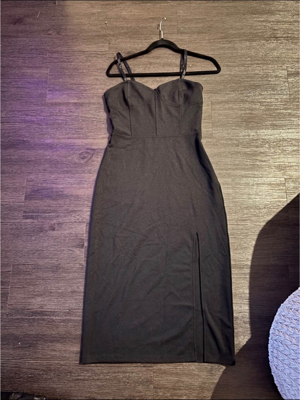 Classic Black Bodycon Midi Dress with Sweetheart Neckline